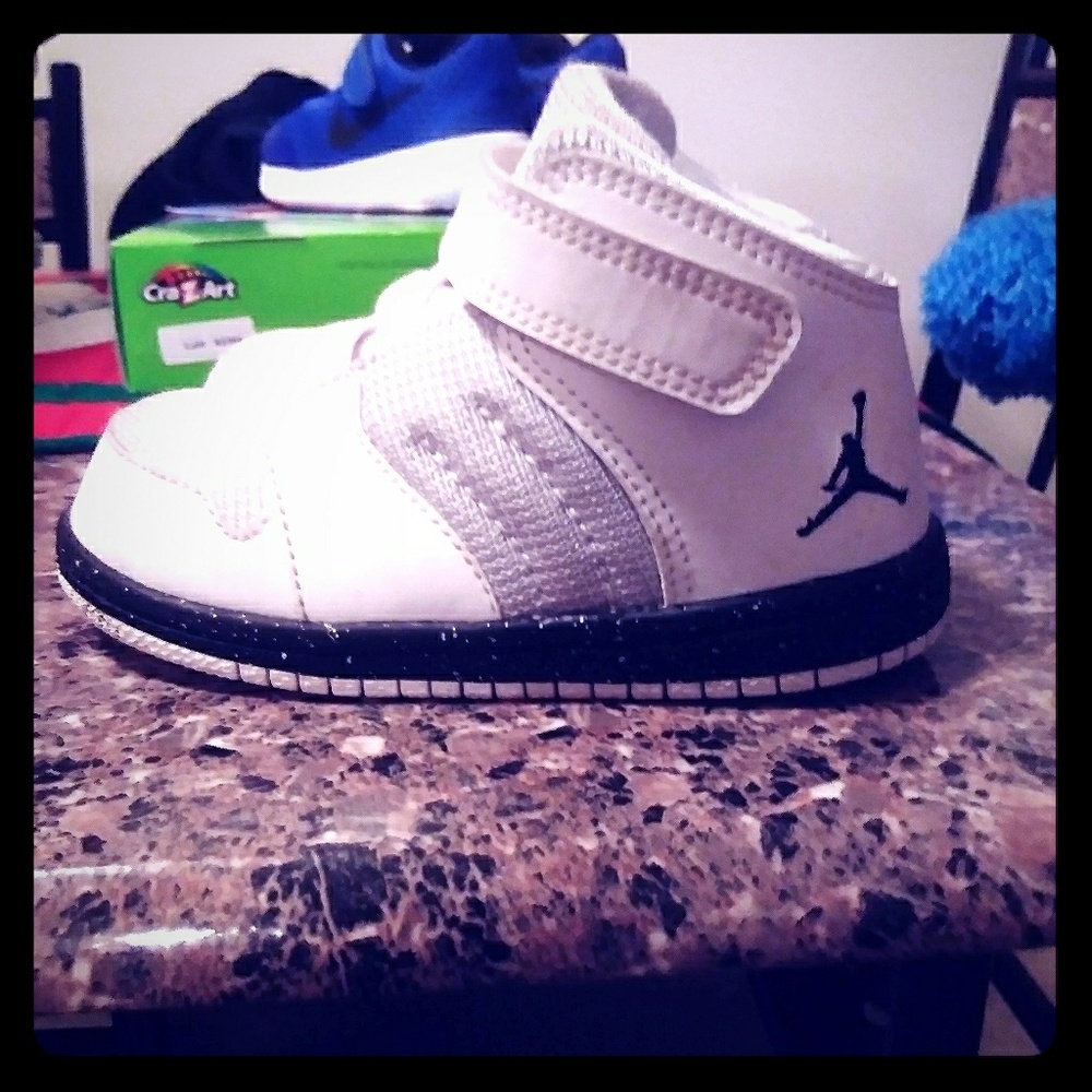 Excellent worn like 3x  White hightop Jordans